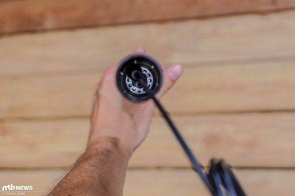 Gut zu erkennen und doch nicht zu verstehen: Die neue BikeYoke XC Dropper-Post wird nicht mehr über einen Hebel angesteuert Gut zu erkennen und doch nicht zu verstehen: Die neue BikeYoke XC Dropper-Post wird nicht mehr über einen Hebel angesteuert