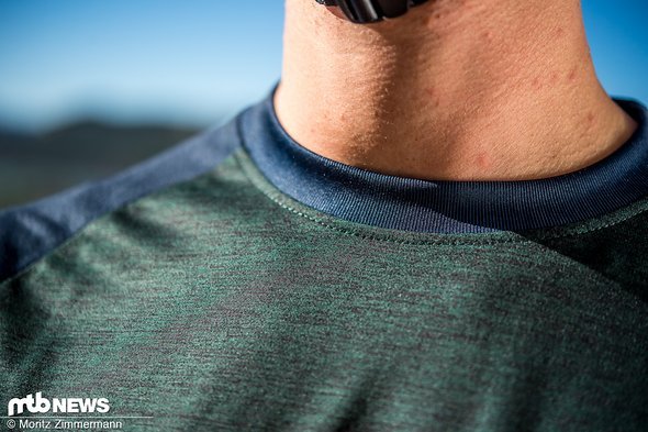 Der runde Kragen ist nicht zu weit geschnitten, reibt jedoch auch nicht unangenehm. Insgesamt sitzt das Trikot locker. Der runde Kragen ist nicht zu weit geschnitten, reibt jedoch auch nicht unangenehm. Insgesamt sitzt das Trikot locker.