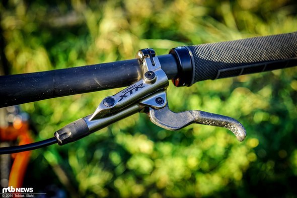 Typisch Shimano: I-Spec-II Lenkerklemmung, die auch die hauseigenen Schalthebel mit aufnehmen kann Typisch Shimano: I-Spec-II Lenkerklemmung, die auch die hauseigenen Schalthebel mit aufnehmen kann