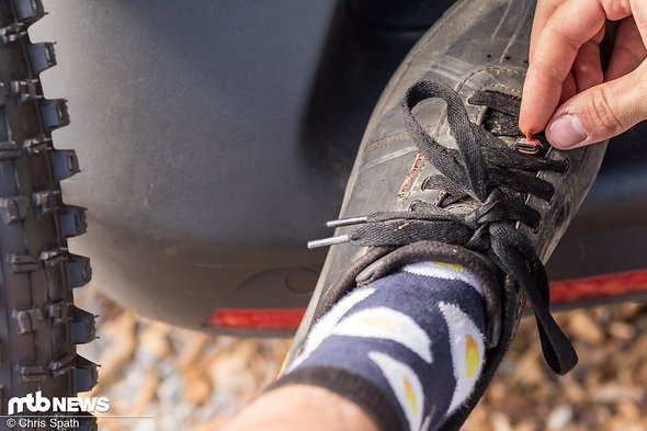Am Gummi-Strap zur Schnürsenkel-Aufbewahrung löste sich das rote Bontrager-Logo Am Gummi-Strap zur Schnürsenkel-Aufbewahrung löste sich das rote Bontrager-Logo
