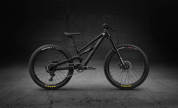 Das neue YT Jeffsy Primus kommt für Nachwuchsfahrer von 135 cm–150 cm Körpergröße als 24"-Variante Das neue YT Jeffsy Primus kommt für Nachwuchsfahrer von 135 cm–150 cm Körpergröße als 24"-Variante