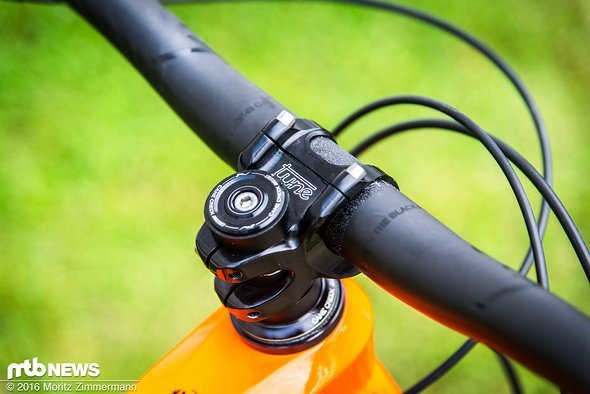 Breiter Lenker, kurzer Vorbau und dazu eine aggressive Geometrie Breiter Lenker, kurzer Vorbau und dazu eine aggressive Geometrie