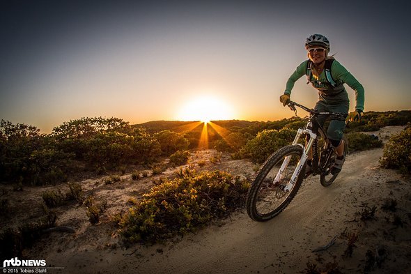 Julia genießt die sandigen Trails beim Sea Otter Classic und begleitet uns auf eine kleine Feierabendrunde Julia genießt die sandigen Trails beim Sea Otter Classic und begleitet uns auf eine kleine Feierabendrunde