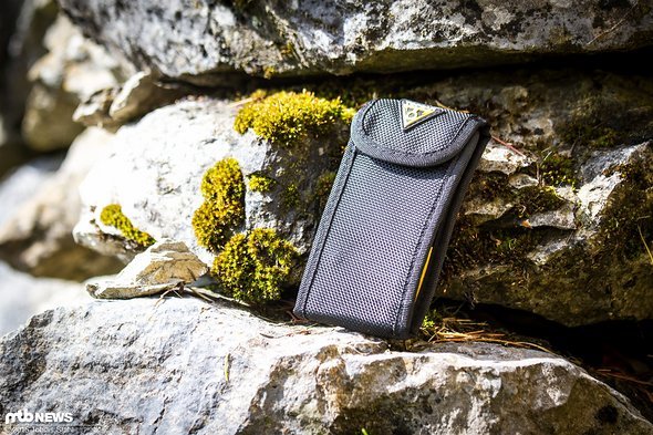 Die Nylon-Tasche hält alle Teile beisammen und hat auf der Rückseite eine Schlaufe, so dass man sie am Gürtel oder dem Rucksack befestigen kann Die Nylon-Tasche hält alle Teile beisammen und hat auf der Rückseite eine Schlaufe, so dass man sie am Gürtel oder dem Rucksack befestigen kann