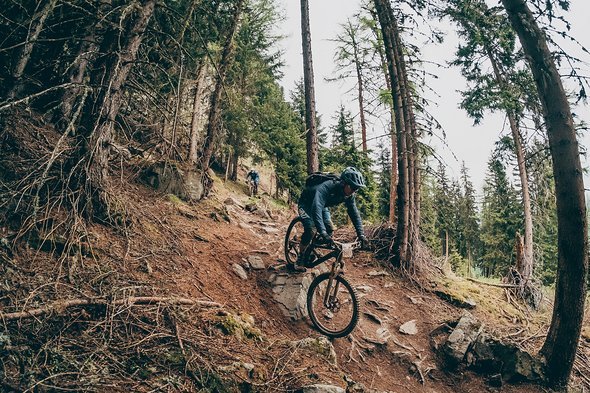 ... er führt über 4,6 km und 547 Höhenmeter und bietet alles, was man als Mountainbiker am Berg sucht