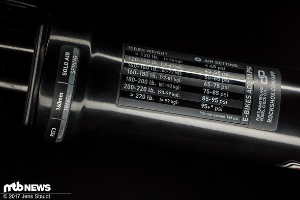 Auf dem linken Tauchrohr ist ein Aufkleber mit Luftdruckempfehlungen angebracht. Für eMTBs empfiehlt RockShox grundsätzlich 10 psi mehr zu fahren. Auf dem linken Tauchrohr ist ein Aufkleber mit Luftdruckempfehlungen angebracht. Für eMTBs empfiehlt RockShox grundsätzlich 10 psi mehr zu fahren.