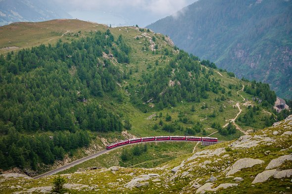 Der rote Bernina Express ist ein Weltkulturerbe und bringt uns später wieder bequem auf die Passhöhe Der rote Bernina Express ist ein Weltkulturerbe und bringt uns später wieder bequem auf die Passhöhe