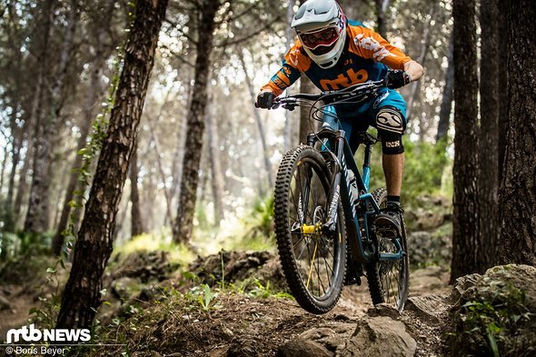 Für ein Race-Enduro liegt der Lenkwinkel mit 66° auf der steilen Seite – zumindest in der Theorie Für ein Race-Enduro liegt der Lenkwinkel mit 66° auf der steilen Seite – zumindest in der Theorie