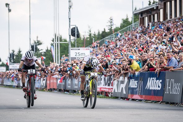 Im letzten Jahr schien die Dominanz von Schurter etwas zu bröckeln. In Nove Mesto konnte er nur ganz knapp vor dem Neuseeländer Anton Cooper siegen Im letzten Jahr schien die Dominanz von Schurter etwas zu bröckeln. In Nove Mesto konnte er nur ganz knapp vor dem Neuseeländer Anton Cooper siegen