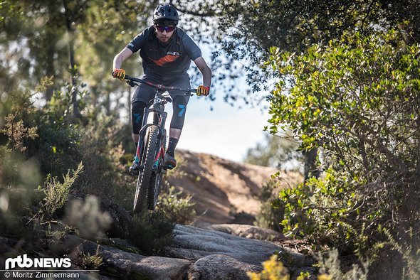 Abziehen in ruppigen Passagen? Kein Problem! Kein anderes Bike in unserem Vergleichstest vermittelt so viel Downhill-Feeling wie das Lapierre Spicy Team Ultimate. Abziehen in ruppigen Passagen? Kein Problem! Kein anderes Bike in unserem Vergleichstest vermittelt so viel Downhill-Feeling wie das Lapierre Spicy Team Ultimate.