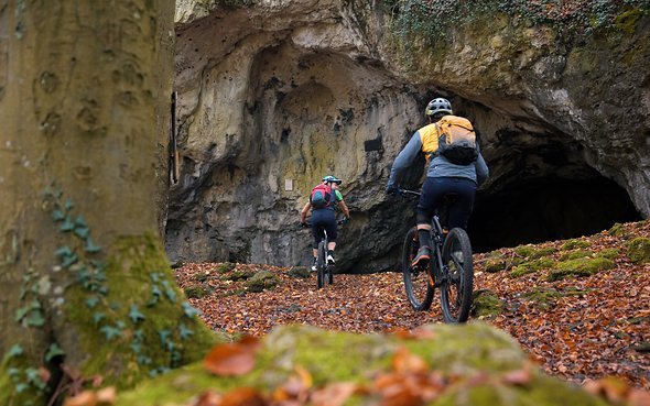 Höhlen sind sehr typisch für die Fränkische Schweiz. Das Kalkgestein hat diese in vielen verschiedenen Formen ermöglicht von riesigen Versturzhöhlen über Tunnelsysteme bis hin zu langen Schächten. Höhlen sind sehr typisch für die Fränkische Schweiz. Das Kalkgestein hat diese in vielen verschiedenen Formen ermöglicht von riesigen Versturzhöhlen über Tunnelsysteme bis hin zu langen Schächten.