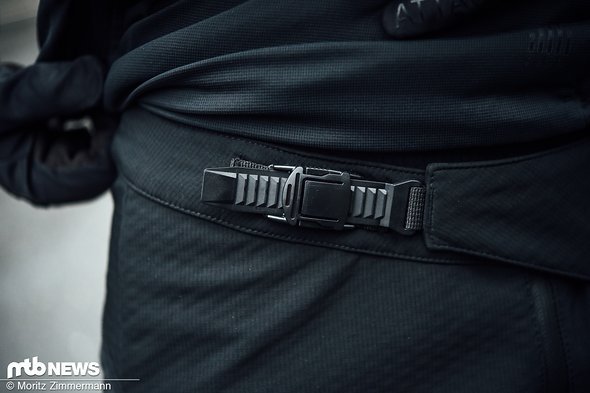Über einen Ratschenverschluss lässt sich die Hose einfach anpassen, zusätzlich verhindern Silikonstreifen im Bund das Herunterrutschen. Über einen Ratschenverschluss lässt sich die Hose einfach anpassen, zusätzlich verhindern Silikonstreifen im Bund das Herunterrutschen.
