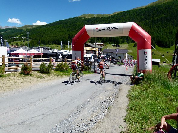 Sarah und Cemile werde zwar nur Zweite auf der Etappe nach Livigno, sichern sich aber das Leadertrikot in der Damenwertung. Sarah und Cemile werde zwar nur Zweite auf der Etappe nach Livigno, sichern sich aber das Leadertrikot in der Damenwertung.