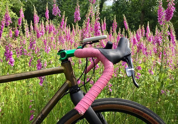 Die Lenkzentrale: SRAM Force Schalt-/Bremsgriffe, Salsa Woodchipper-Lenker, Tune Vorbau & Steuersatz sowie die Tune Porteur-Garmin-Halterung. Die Lenkzentrale: SRAM Force Schalt-/Bremsgriffe, Salsa Woodchipper-Lenker, Tune Vorbau & Steuersatz sowie die Tune Porteur-Garmin-Halterung.