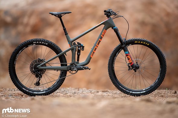 Das 3.999 € teure Focus SAM 8.9 setzt auf ein Fahrwerk aus dem Hause Fox und eine SRAM GX Eagle-Schaltgruppe. Das 3.999 € teure Focus SAM 8.9 setzt auf ein Fahrwerk aus dem Hause Fox und eine SRAM GX Eagle-Schaltgruppe.