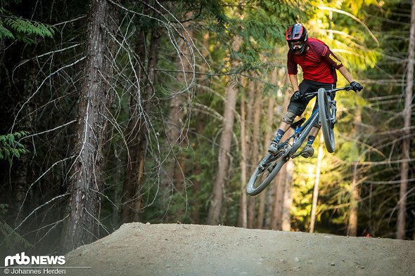 Auf flowigen Sprungtrails fühlt sich das Swoop pudelwohl Auf flowigen Sprungtrails fühlt sich das Swoop pudelwohl