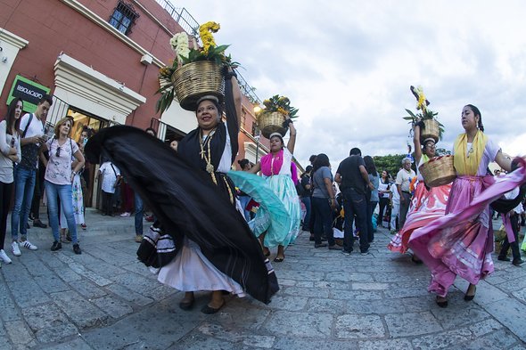 Oaxaca während den "Dias de los muertos" zu besuchen ist sicherlich einzigartig. Farben, Umzüge und Musik, um die schon Verstorbenen zu ehren Oaxaca während den "Dias de los muertos" zu besuchen ist sicherlich einzigartig. Farben, Umzüge und Musik, um die schon Verstorbenen zu ehren