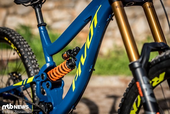 Sein erster Kommentar zum neuen Pivot Phoenix DH 29: Das Bike ist dunkelblau mit neongelben Aufklebern Sein erster Kommentar zum neuen Pivot Phoenix DH 29: Das Bike ist dunkelblau mit neongelben Aufklebern