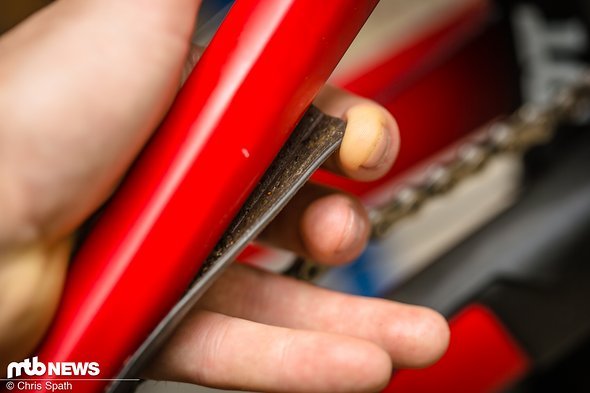 Auf der Sitzstrebe löste sich der Rahmenschutz etwas, hier sollte man handeln, damit er nicht komplett verloren geht. Auf der Sitzstrebe löste sich der Rahmenschutz etwas, hier sollte man handeln, damit er nicht komplett verloren geht.