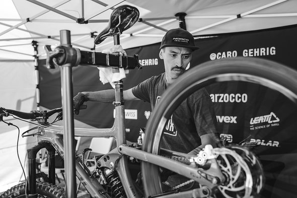 Für das Rennen in Les Orres springt Jay für unseren Hauptmechaniker Jay ein, da dieser für DT Swiss zum Weltcup in Andorra musste. Ha, nicht mal einen anderen Namen müssen wir uns merken Für das Rennen in Les Orres springt Jay für unseren Hauptmechaniker Jay ein, da dieser für DT Swiss zum Weltcup in Andorra musste. Ha, nicht mal einen anderen Namen müssen wir uns merken