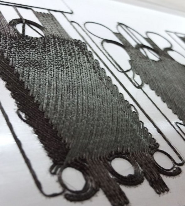 So fängt alles an: eine Stickmaschine stickt eine Endlosfaser auf ein Trägermaterial und gibt so exakt und reproduzierbar die Materialverteilung in der Kurbel vor So fängt alles an: eine Stickmaschine stickt eine Endlosfaser auf ein Trägermaterial und gibt so exakt und reproduzierbar die Materialverteilung in der Kurbel vor