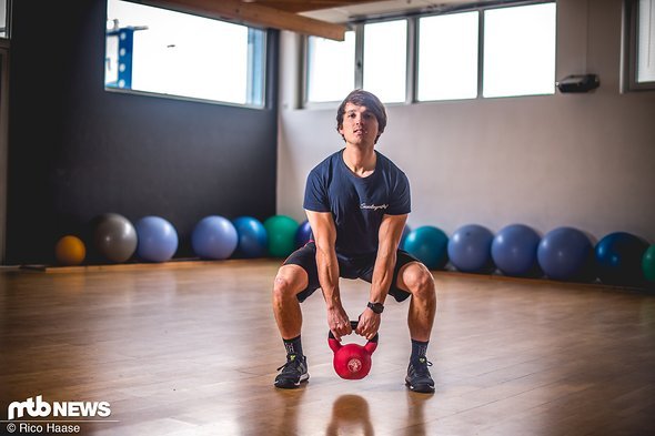 Wer keine Langhantel zur Verfügung hat, kann die effiziente Übung auch mit der Kettlebell durchführen. In Ausgangsposition die Arme gerade zwischen den Beinen nach unten "fallen" lassen... Wer keine Langhantel zur Verfügung hat, kann die effiziente Übung auch mit der Kettlebell durchführen. In Ausgangsposition die Arme gerade zwischen den Beinen nach unten "fallen" lassen...