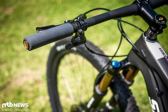 Die Lockout-Fernbedienung am Lenker ist für Rennfahrer ein Segen. Allerdings ist sie auch an der neuen Trail-Version des Blur verbaut, die sich eher an Touren und Genuss-Fahrer richtet Die Lockout-Fernbedienung am Lenker ist für Rennfahrer ein Segen. Allerdings ist sie auch an der neuen Trail-Version des Blur verbaut, die sich eher an Touren und Genuss-Fahrer richtet