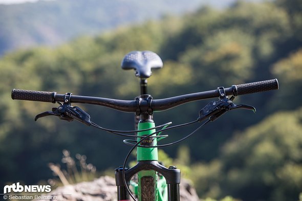 Auch das Carbon-Cockpit stammt dem Hause Santa Cruz Auch das Carbon-Cockpit stammt dem Hause Santa Cruz