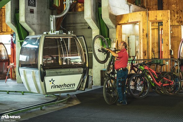 In der Ruhe liegt die Kraft: Das Team ist freundlich aber die Bike-Halterung sorgt für unentspannte Blicke In der Ruhe liegt die Kraft: Das Team ist freundlich aber die Bike-Halterung sorgt für unentspannte Blicke