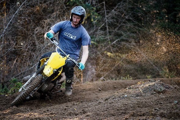 Nach dem Radfahren spielen die Jungs noch eine Rund im Sand. Der furchtlose Ferg lässt es ordentlich stehen. Nach dem Radfahren spielen die Jungs noch eine Rund im Sand. Der furchtlose Ferg lässt es ordentlich stehen.