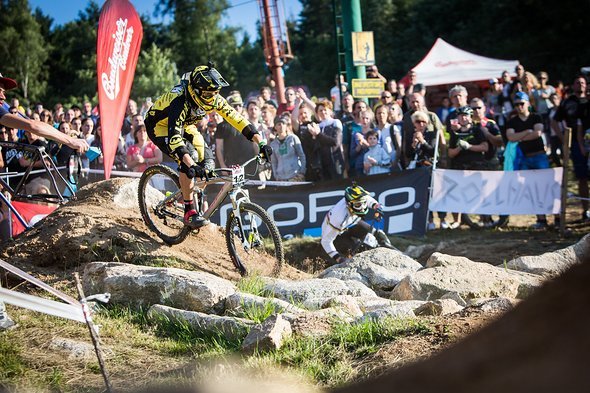 Halbfinale: Hannes Slavik nimmt die Innenlinie, Aiko Göhler baut außen viel Schwung für die letzte Gerade auf Halbfinale: Hannes Slavik nimmt die Innenlinie, Aiko Göhler baut außen viel Schwung für die letzte Gerade auf