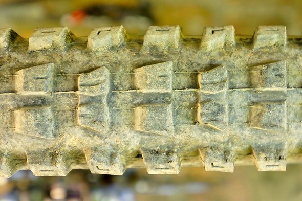 Angeschrägte Stollen und Lamellen in Fahrtrichtung Angeschrägte Stollen und Lamellen in Fahrtrichtung