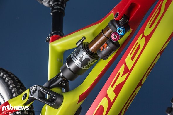 Am Orbea Rallon werden die 150 mm Federweg am Heck von FOX Float X2 in der Factory-Ausführung gebändigt. Am Orbea Rallon werden die 150 mm Federweg am Heck von FOX Float X2 in der Factory-Ausführung gebändigt.