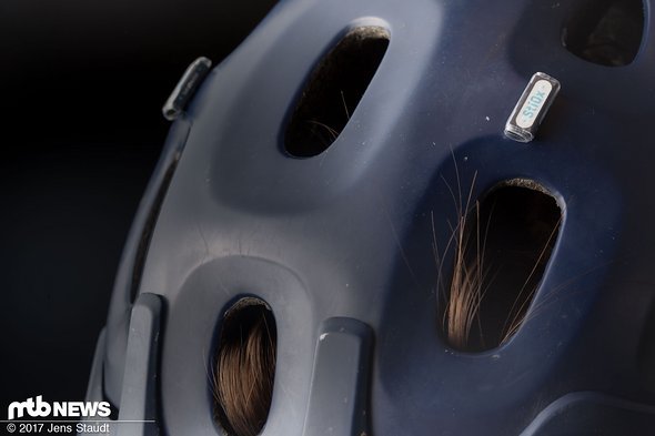 Am Helm werden die Magnete aufgeklebt. Speziell am Testhelm mussten die Magnete aber weit zurückgesetzt werden. Am Helm werden die Magnete aufgeklebt. Speziell am Testhelm mussten die Magnete aber weit zurückgesetzt werden.
