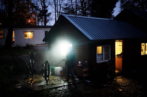 Zurück am Haus ist es jeden Tag bereits dunkel. Zurück am Haus ist es jeden Tag bereits dunkel.
