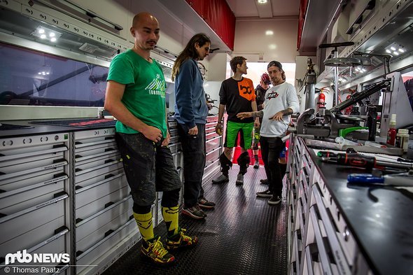 Eine gute Gelegenheit, uns von Max mal das Innere des abgefahrenen Trucks, welcher zu Events durch ganz Europa tourt, zeigen zu lassen Eine gute Gelegenheit, uns von Max mal das Innere des abgefahrenen Trucks, welcher zu Events durch ganz Europa tourt, zeigen zu lassen