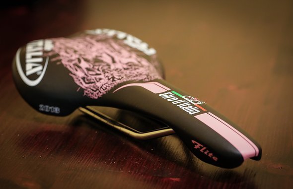 Der Selle Italia Flite in der Giro d'Italia Edition passt perfekt zu dem, was ich mir als Rahmenfarbe ausgedacht habe. Der Selle Italia Flite in der Giro d'Italia Edition passt perfekt zu dem, was ich mir als Rahmenfarbe ausgedacht habe.