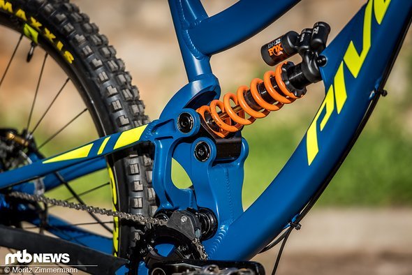 Der Hinterbau des Prototypen ist progressiver als der der 27,5"-Variante. Deshalb fährt Eddie in Kroatien einen Fox DHX2 Coil-Dämpfer. Der Hinterbau des Prototypen ist progressiver als der der 27,5"-Variante. Deshalb fährt Eddie in Kroatien einen Fox DHX2 Coil-Dämpfer.