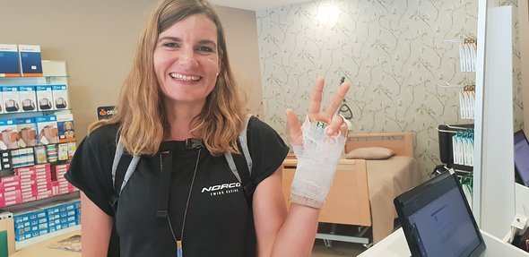 Den Besuch im örtlichen Spital haben wir uns erspart, eine Kartonschiene angepasst von Mechaniker Jey hat fürs Erste gerreicht … Den Besuch im örtlichen Spital haben wir uns erspart, eine Kartonschiene angepasst von Mechaniker Jey hat fürs Erste gerreicht …