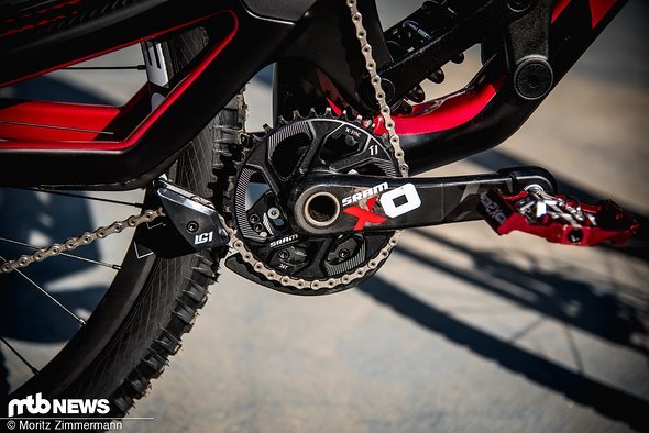Sorgt das auf der SRAM X0-Kurbel montierte Narrow-Wide-Kettenblatt und die untere Hälfte einer e*thirteen LG1-Kettenführung dafür, dass die Kette nicht abfällt. Sorgt das auf der SRAM X0-Kurbel montierte Narrow-Wide-Kettenblatt und die untere Hälfte einer e*thirteen LG1-Kettenführung dafür, dass die Kette nicht abfällt.