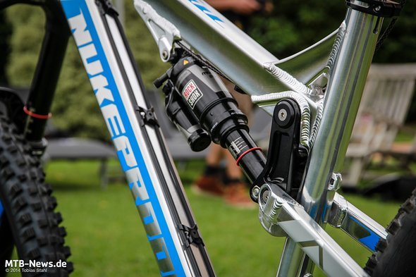 Massive Vierkantrohre mit mildem Hydroforming und aus dem Vollen gefräster Umlenkhebel - das Nukeproof Mega hat seinen eigenen Charme. Massive Vierkantrohre mit mildem Hydroforming und aus dem Vollen gefräster Umlenkhebel - das Nukeproof Mega hat seinen eigenen Charme.