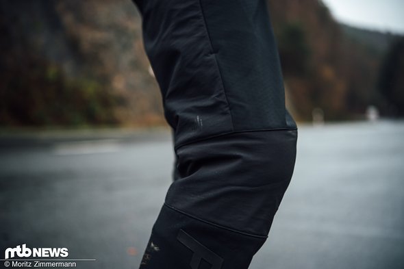 Die lange Fox Attack Fire Softshell Hose trägt sich dank stretchigem Softshell-Material sehr angenehm und bietet ausreichend Platz für Knieschoner. Die lange Fox Attack Fire Softshell Hose trägt sich dank stretchigem Softshell-Material sehr angenehm und bietet ausreichend Platz für Knieschoner.