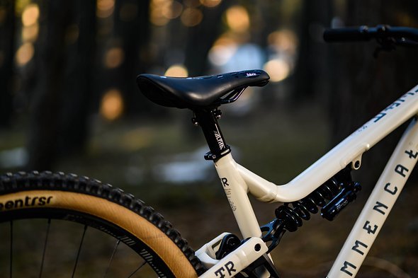 Der für ein Trailbike ungewöhnlich dicke Sattel erhöht dem Hersteller zufolge die Kontrollierbarkeit des Bikes in der Luft Der für ein Trailbike ungewöhnlich dicke Sattel erhöht dem Hersteller zufolge die Kontrollierbarkeit des Bikes in der Luft