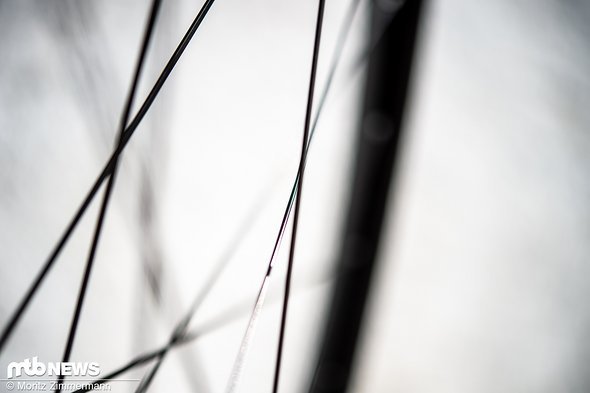 Die Messerspeichen, die Mavic einsetzt, sind 3-fach gekreuzt. Proprietäre Speichen gehören der Vergangenheit an. Die Messerspeichen, die Mavic einsetzt, sind 3-fach gekreuzt. Proprietäre Speichen gehören der Vergangenheit an.