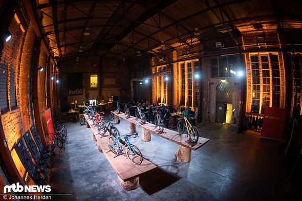 Die imposante Halle war der perfekte Ort, um in entspannter Atmosphäre über Bikes jeglicher Art zu fachsimpeln. Die imposante Halle war der perfekte Ort, um in entspannter Atmosphäre über Bikes jeglicher Art zu fachsimpeln.