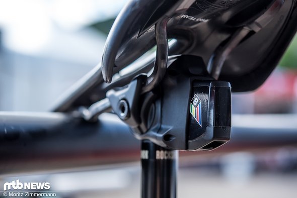 Die Box umhaust vermutlich neben dem Akku auch einen Empfänger und vielleicht den Motor Die Box umhaust vermutlich neben dem Akku auch einen Empfänger und vielleicht den Motor