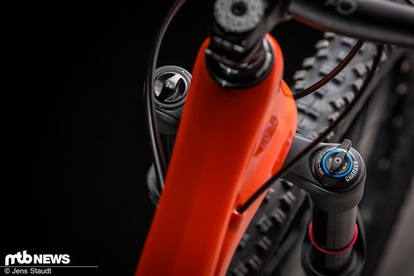 An der Front arbeitet eine 130 mm RockShox Pike RCT3, die neben der Plattformverstellung eine externe Einstellung der Lowspeed Druckstufe bietet. An der Front arbeitet eine 130 mm RockShox Pike RCT3, die neben der Plattformverstellung eine externe Einstellung der Lowspeed Druckstufe bietet.