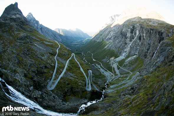 ... und schon geht im Auto weiter über die Trollstigen, die Straße der Trolle, nach Fjørå bei Valldalen ... und schon geht im Auto weiter über die Trollstigen, die Straße der Trolle, nach Fjørå bei Valldalen
