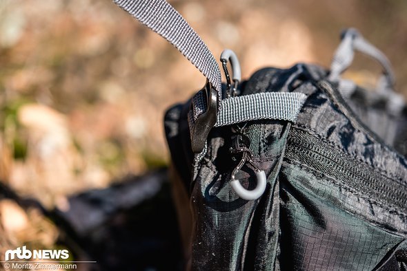 Über zwei Kompressionsriemen lässt sich die Tasche für einen straffen Sitz nah an den Körper bringen Über zwei Kompressionsriemen lässt sich die Tasche für einen straffen Sitz nah an den Körper bringen