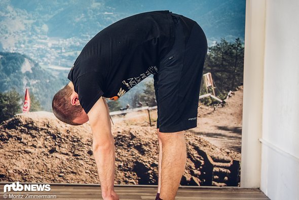 ...Sebastian zeigt einen guten Toe Touch, er hat zu Beginn sein Becken gut nach hinten verlagert und weist eine gleichmäßige Beugung in der ganzen Wirbelsäule auf. ...Sebastian zeigt einen guten Toe Touch, er hat zu Beginn sein Becken gut nach hinten verlagert und weist eine gleichmäßige Beugung in der ganzen Wirbelsäule auf.